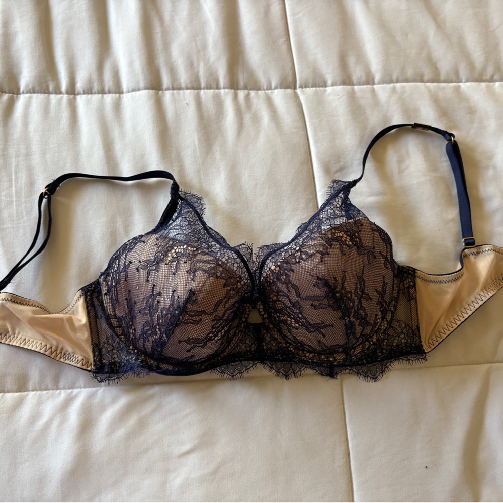 NWT Victoria’s Secret Navy Blue & Tan Lace Bra – 36C – Elegant Floral